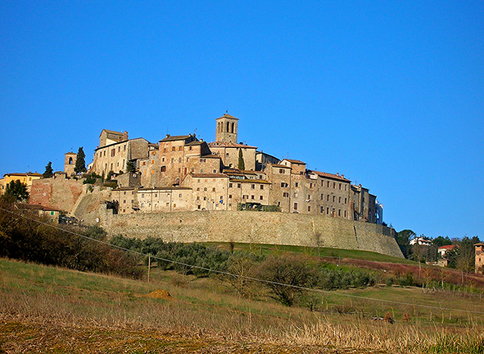 veduta di un borgo storico situato su un'altura