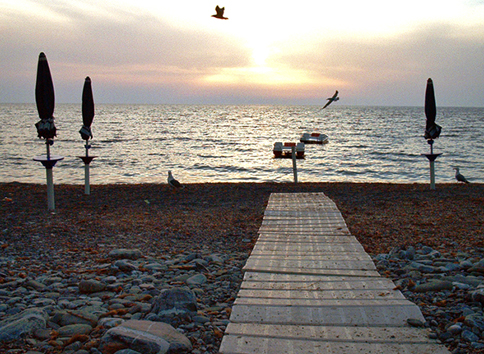 spiaggia con passerella per l'accesso al mare