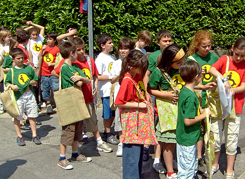 gruppo di bambini che indossano magliette con il logo dell'Osservatorio provinciale sul superamento delle barriere architettoniche e sensoriali